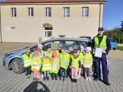 Alt="Zdjęcie przedstawia przedszkolaki z Jeżowej."