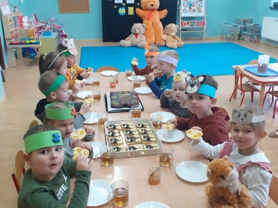 Alt="Zdjęcie przedstawia przedszkolaki z Jeżowej."