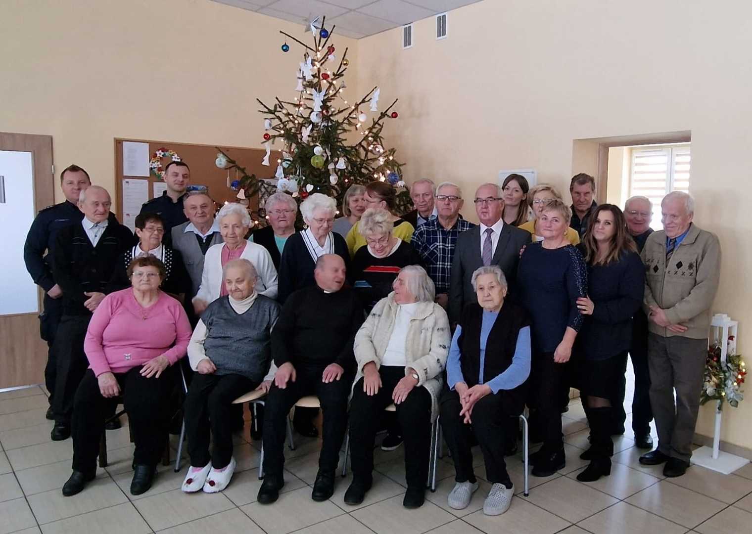 Alt="Zdjęcie przedstawia Seniorów w czasie spotkania wigilijnego."