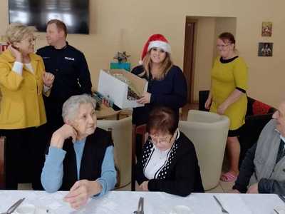 Alt="Zdjęcie przedstawia Seniorów w czasie spotkania wigilijnego."