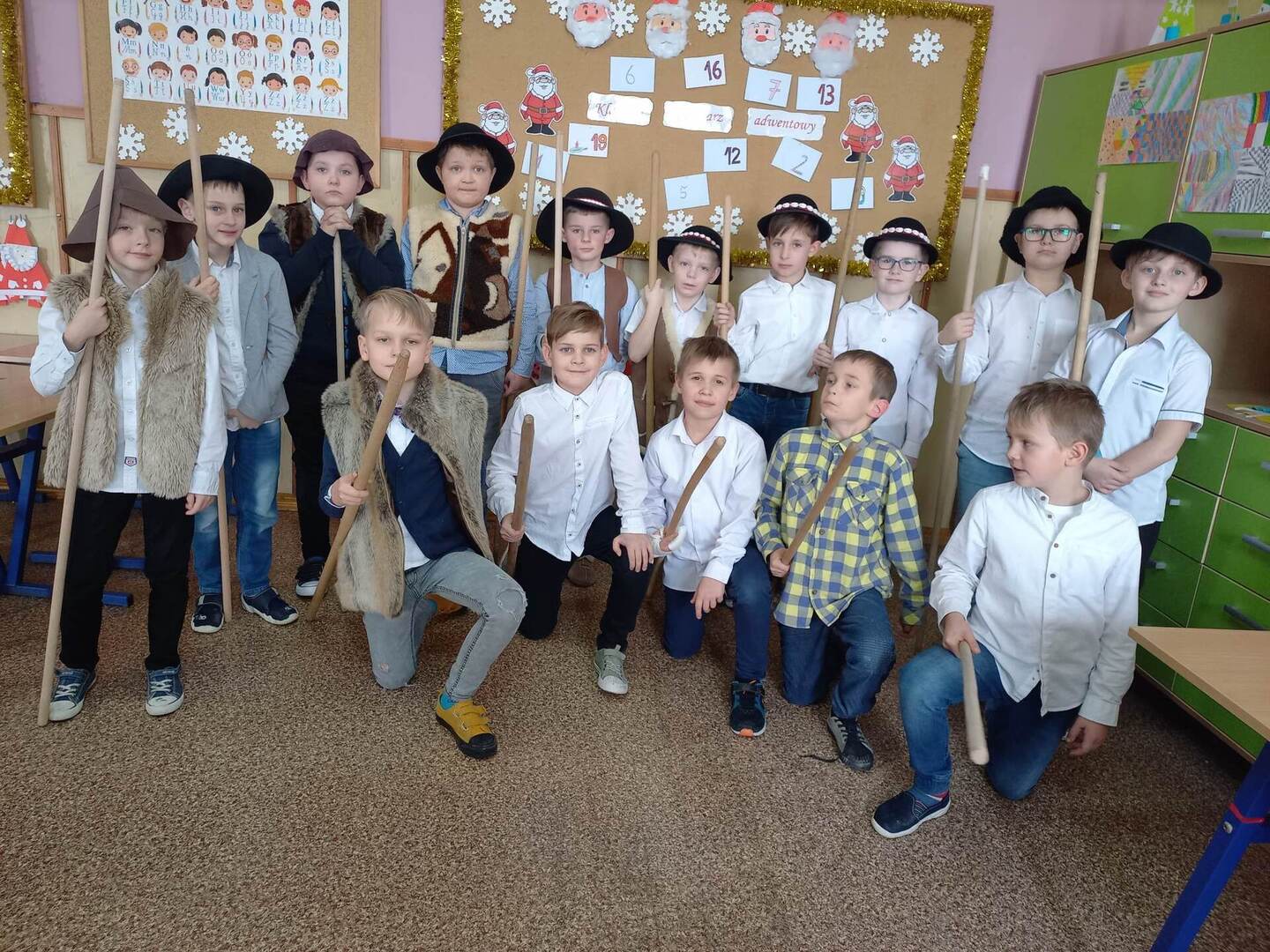 Alt="Wspólne kolędowanie oraz Wigilie klasowe w Szkole Podstawowej w Molnej."
