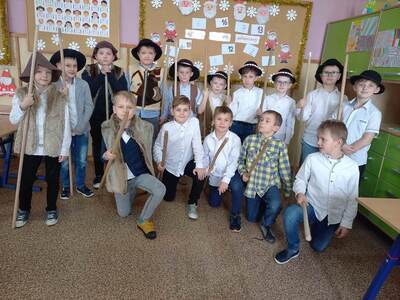 Alt="Wspólne kolędowanie oraz Wigilie klasowe w Szkole Podstawowej w Molnej."