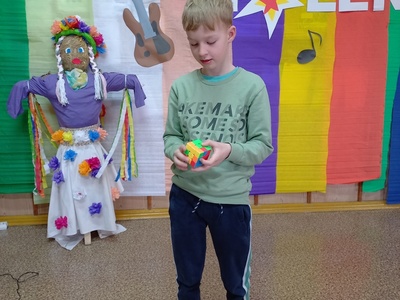 Alt=" Zdjęcie przedstawia uczestników wiosennego Talent  Show w Molnej dla klas I-III."
