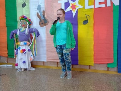 Alt=" Zdjęcie przedstawia uczestników wiosennego Talent  Show w Molnej dla klas I-III."