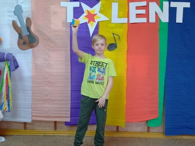Alt=" Zdjęcie przedstawia uczestników wiosennego Talent  Show w Molnej dla klas I-III."