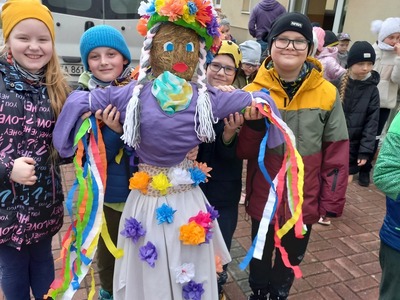 Alt=" Zdjęcie przedstawia uczestników wiosennego Talent  Show w Molnej dla klas I-III."
