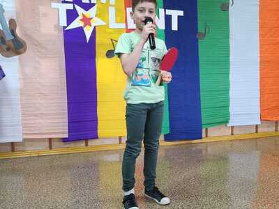 Alt=" Zdjęcie przedstawia uczestników wiosennego Talent  Show w Molnej dla klas I-III."