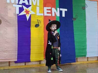 Alt=" Zdjęcie przedstawia uczestników wiosennego Talent  Show w Molnej dla klas I-III."