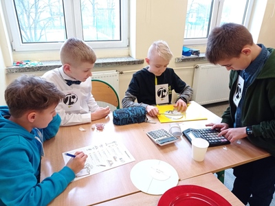 Alt="Zdjęcie przedstawia zajęcia matematyczne podczas szkolnego Dnia Matematyki."