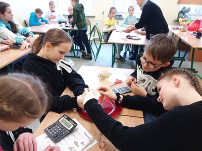 Alt="Zdjęcie przedstawia zajęcia matematyczne podczas szkolnego Dnia Matematyki."