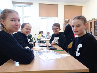 Alt="Zdjęcie przedstawia zajęcia matematyczne podczas szkolnego Dnia Matematyki."