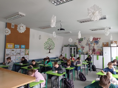 Alt="Zdjęcie przedstawia zajęcia matematyczne podczas szkolnego Dnia Matematyki."