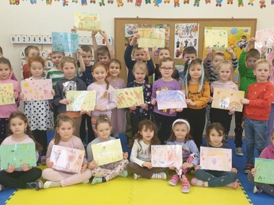 Alt="Zdjęcie przedstawia przedszkolaki z Ciasnej z laurkami dla Seniorów."