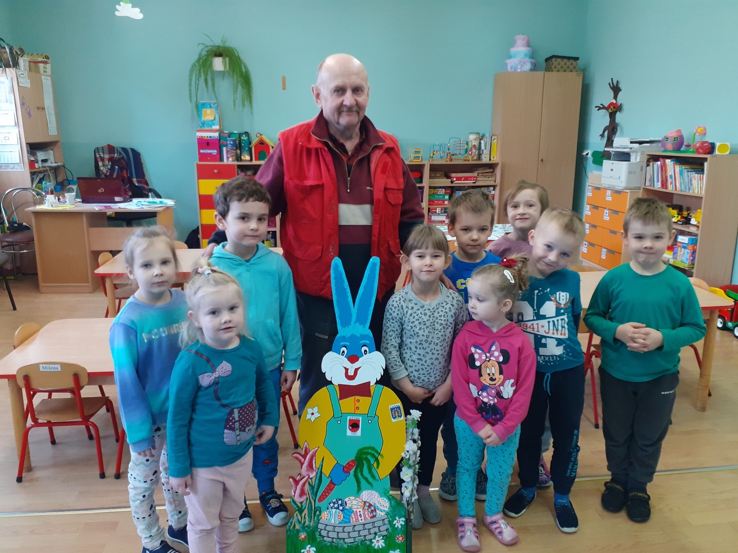Alt="Zdjęcie przedstawia podarowanie Wielkanocnego Zająca przedszkolakom w Jeżowej. "