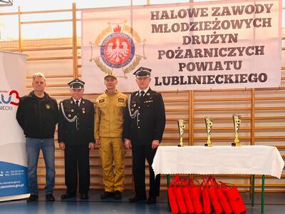 Alt="Zdjęcie przedstawia uczestników Pierwszych Halowych Zawodów Młodzieżowych Drużyn Pożarniczych Powiatu Lublinieckiego."