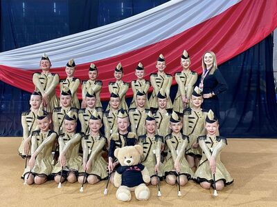 Alt="Zdjęcie przedstawia Mażoretki "Copacabana" podczas II Mistrzostw Polski Mażoretek, Dąbrowa Górnicza."