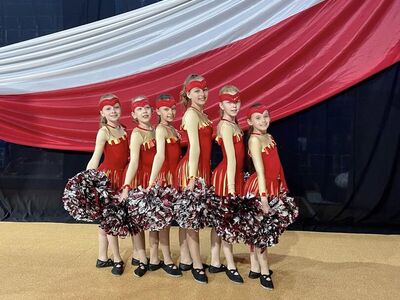 Alt="Zdjęcie przedstawia Mażoretki "Copacabana" podczas II Mistrzostw Polski Mażoretek, Dąbrowa Górnicza."