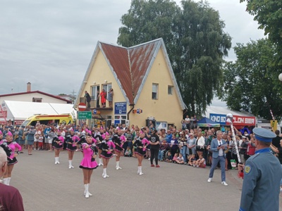 Alt="Zdjęcie przedstawia występ Gminnej Orkiestry Dętej z Ciasnej wraz z Zespołem Tańca Mażoretkowego "Copacabana" podczas XIII Ogólnopolskiego Przeglądu Paradnych Orkiestr Dętych w Rowach."