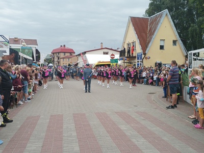 Alt="Zdjęcie przedstawia występ Gminnej Orkiestry Dętej z Ciasnej wraz z Zespołem Tańca Mażoretkowego "Copacabana" podczas XIII Ogólnopolskiego Przeglądu Paradnych Orkiestr Dętych w Rowach."