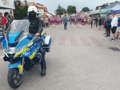 Alt="Zdjęcie przedstawia występ Gminnej Orkiestry Dętej z Ciasnej wraz z Zespołem Tańca Mażoretkowego "Copacabana" podczas XIII Ogólnopolskiego Przeglądu Paradnych Orkiestr Dętych w Rowach."
