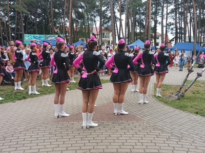 Alt="Zdjęcie przedstawia występ Gminnej Orkiestry Dętej z Ciasnej wraz z Zespołem Tańca Mażoretkowego "Copacabana" podczas XIII Ogólnopolskiego Przeglądu Paradnych Orkiestr Dętych w Rowach."