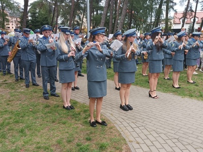 Alt="Zdjęcie przedstawia występ Gminnej Orkiestry Dętej z Ciasnej wraz z Zespołem Tańca Mażoretkowego "Copacabana" podczas XIII Ogólnopolskiego Przeglądu Paradnych Orkiestr Dętych w Rowach."