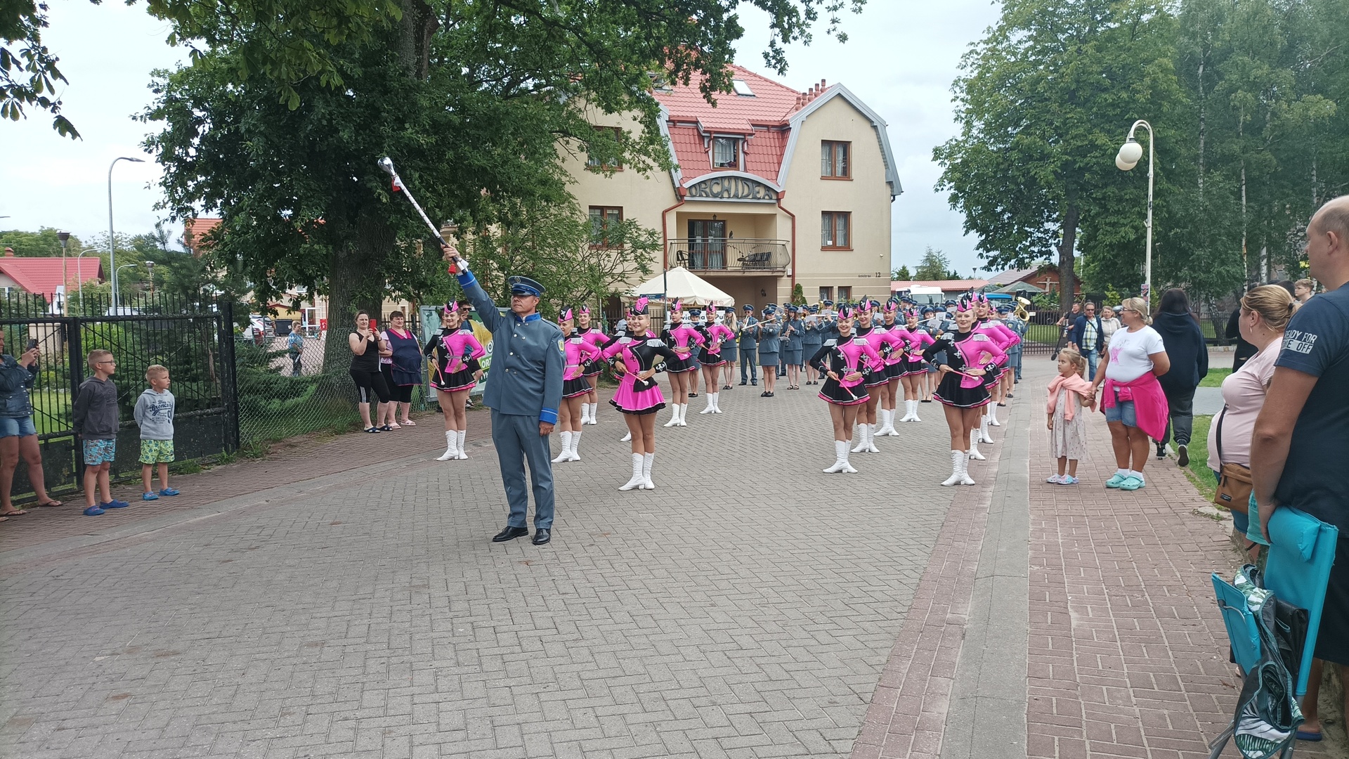 Alt="Zdjęcie przedstawia występ Gminnej Orkiestry Dętej z Ciasnej wraz z Zespołem Tańca Mażoretkowego "Copacabana" podczas XIII Ogólnopolskiego Przeglądu Paradnych Orkiestr Dętych w Rowach."