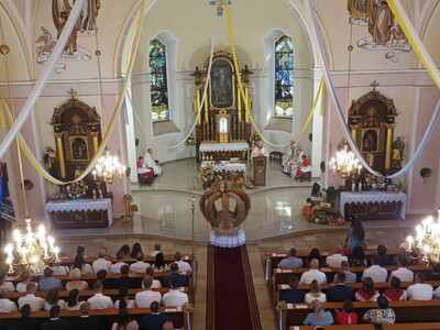 Alt="Zdjęcie przedstawia Mszę Dożynkową na Zborowskiem."