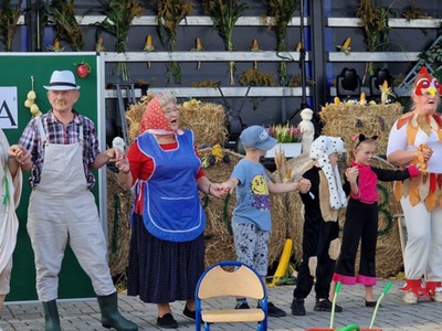 Alt="Zdjęcie przedstawia występ przedszkolaków wraz z seniorami z Dziennego Domu Seniora + z Panoszowa."