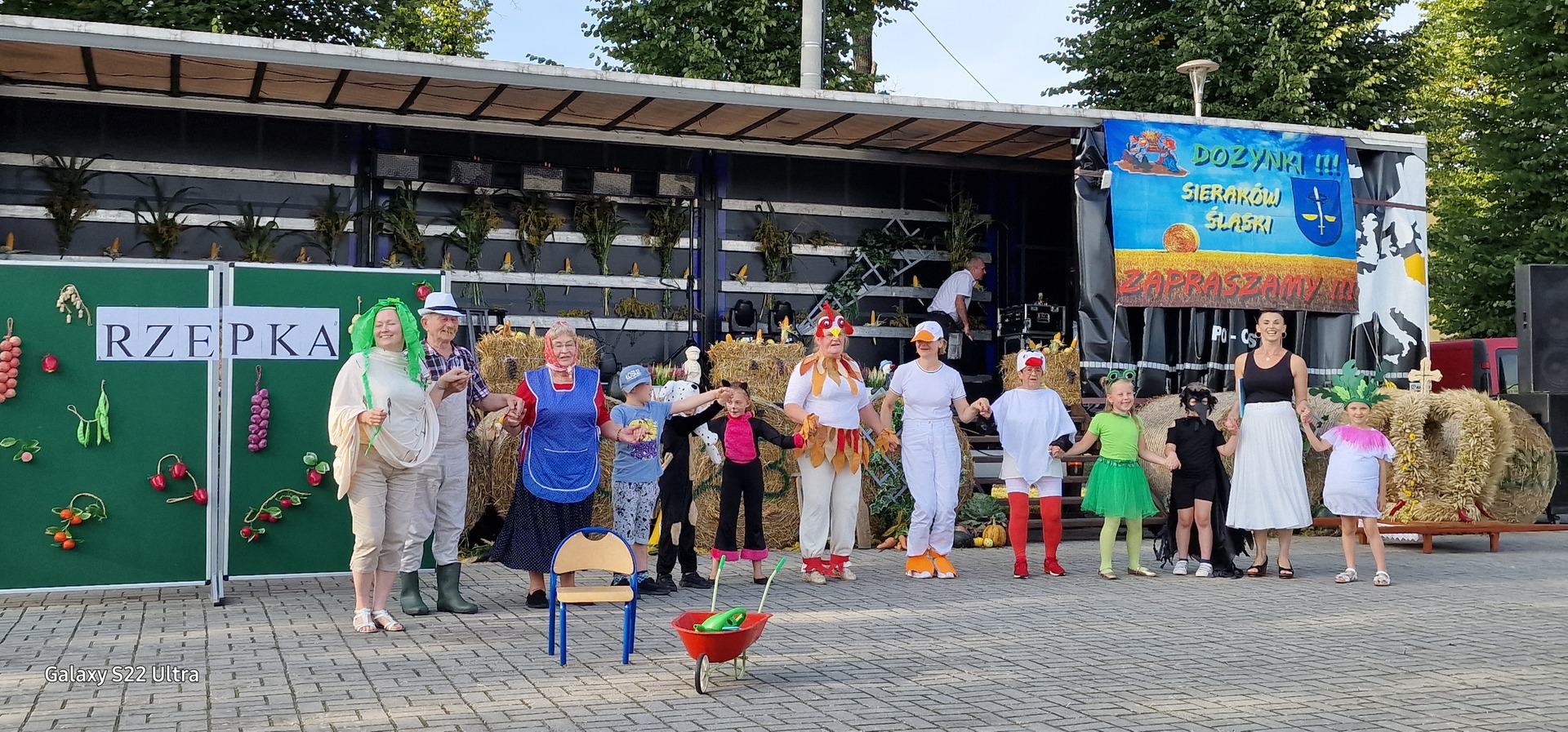 Alt="Zdjęcie przedstawia występ przedszkolaków wraz z seniorami z Dziennego Domu Seniora + z Panoszowa."