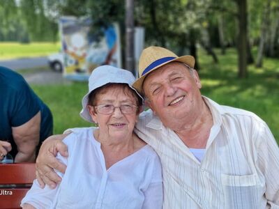 Alt="Zdjęcie przedstawia wycieczkę seniorów z Dziennego Domu Seniora + w Panoszowie."
