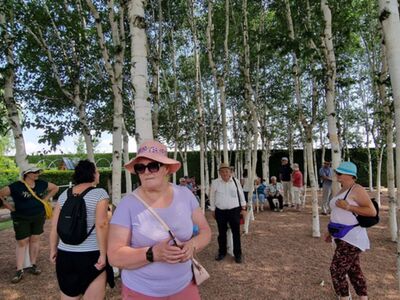 Alt="Zdjęcie przedstawia wycieczkę seniorów z Dziennego Domu Seniora + w Panoszowie."