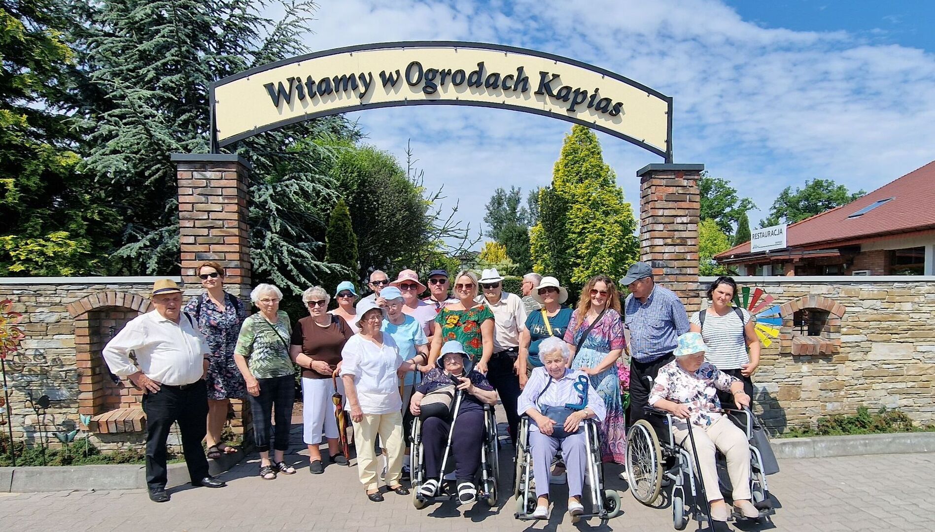 Alt="Zdjęcie przedstawia wycieczkę seniorów z Dziennego Domu Seniora + w Panoszowie."
