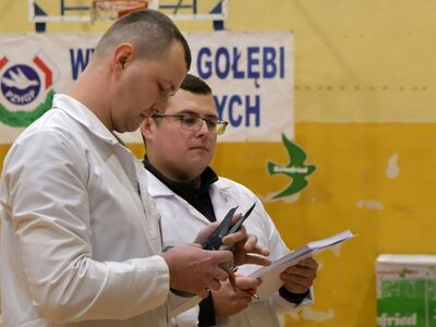 Alt="Zdjęcie z 48 Wystawy Gołębi Pocztowych w Ciasnej, autor: Radosław Gruca."