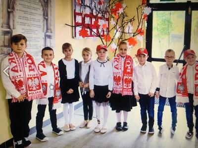 Alt="Zdjęcie przedstawia obchody Dnia Niepodległości w szkole w Sierakowie Śląskim."