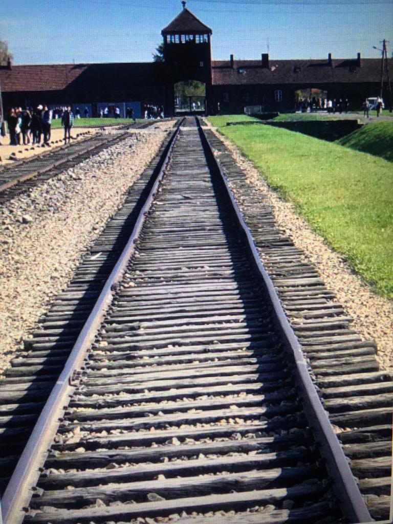 Alt="Zdjęcie przedstawia wyjazd klasy 8 z Sierakowa Śląskiego Państwowego Muzeum Auschwitz-Birkenau w Oświęcimiu."