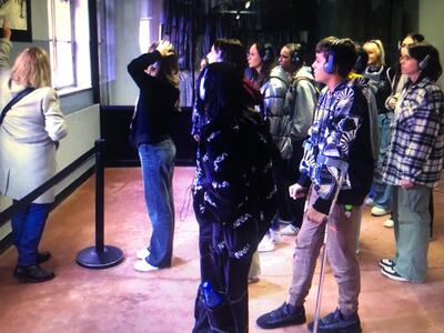 Alt="Zdjęcie przedstawia wyjazd klasy 8 z Sierakowa Śląskiego Państwowego Muzeum Auschwitz-Birkenau w Oświęcimiu."
