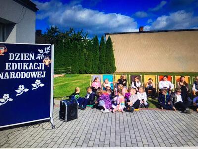 Alt="Zdjęcie przedstawia obchody Dnia Edukacji Narodowej w Sierakowie Śląskim."