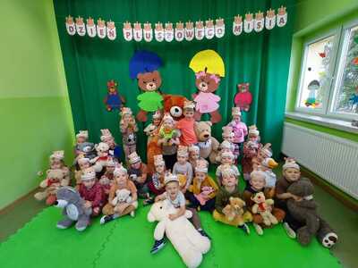 Alt="Zdjęcie przedstawia Dzień Pluszowego Misia w Przedszkolu na Zborowskiem."
