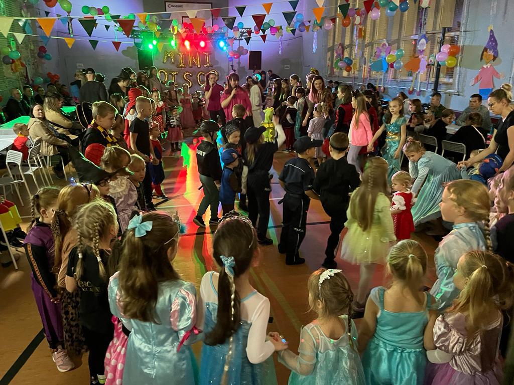 Alt="Zdjęcie przedstawia Zabawę Mini Disco w Przedszkolu w Sierakowie Śląskim."
