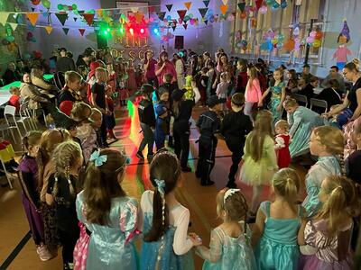 Alt="Zdjęcie przedstawia Zabawę Mini Disco w Przedszkolu w Sierakowie Śląskim."
