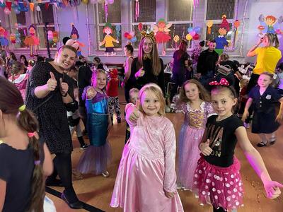 Alt="Zdjęcie przedstawia Zabawę Mini Disco w Przedszkolu w Sierakowie Śląskim."