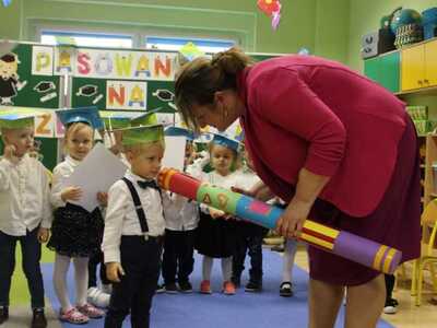 Alt="Zdjęcie przedstawia Pasowanie na Przedszkolaka w Przedszkolu w Sierakowie Śląskim."