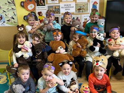 Alt="Zdjęcie przedstawia Dzień Pluszowego Misia w Przedszkolu w Sierakowie Śląskim."