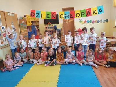 Alt="Zdjęcie przedstawia obchody Dnia Chłopaka w Przedszkolu w Glinicy."