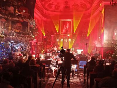 Alt="Zdjęcie przedstawia Koncert Kolęd, który odbył się 14 stycznia 2024 w Kościele pw. Św. Jadwigi w Jeżowej. Wystąpiły: Mała Orkiestra Dęta z Ciasnej, Gminna Orkiestra Dęta z Ciasnej wraz z wokalistami z GokVoice oraz Zespół "Goralska Hora". Zdjęcie: GOK"