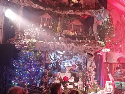 Alt="Zdjęcie przedstawia Koncert Kolęd, który odbył się 14 stycznia 2024 w Kościele pw. Św. Jadwigi w Jeżowej. Wystąpiły: Mała Orkiestra Dęta z Ciasnej, Gminna Orkiestra Dęta z Ciasnej wraz z wokalistami z GokVoice oraz Zespół "Goralska Hora". Zdjęcie: GOK"