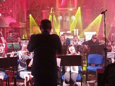 Alt="Zdjęcie przedstawia Koncert Kolęd, który odbył się 14 stycznia 2024 w Kościele pw. Św. Jadwigi w Jeżowej. Wystąpiły: Mała Orkiestra Dęta z Ciasnej, Gminna Orkiestra Dęta z Ciasnej wraz z wokalistami z GokVoice oraz Zespół "Goralska Hora". Zdjęcie: GOK"