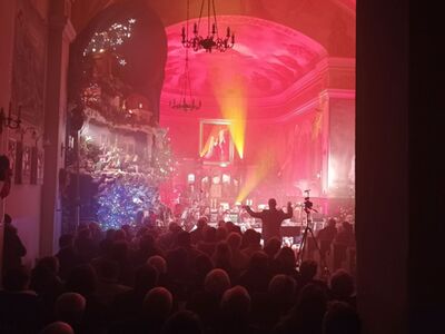 Alt="Zdjęcie przedstawia Koncert Kolęd, który odbył się 14 stycznia 2024 w Kościele pw. Św. Jadwigi w Jeżowej. Wystąpiły: Mała Orkiestra Dęta z Ciasnej, Gminna Orkiestra Dęta z Ciasnej wraz z wokalistami z GokVoice oraz Zespół "Goralska Hora". Zdjęcie: GOK"