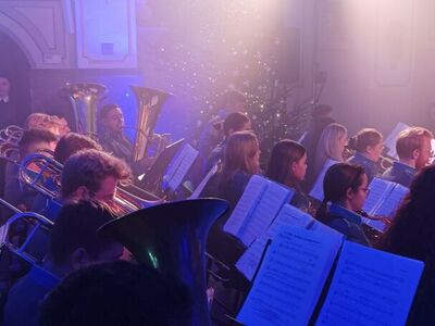 Alt="Zdjęcie przedstawia Koncert Kolęd, który odbył się 14 stycznia 2024 w Kościele pw. Św. Jadwigi w Jeżowej. Wystąpiły: Mała Orkiestra Dęta z Ciasnej, Gminna Orkiestra Dęta z Ciasnej wraz z wokalistami z GokVoice oraz Zespół "Goralska Hora". Zdjęcie: GOK"